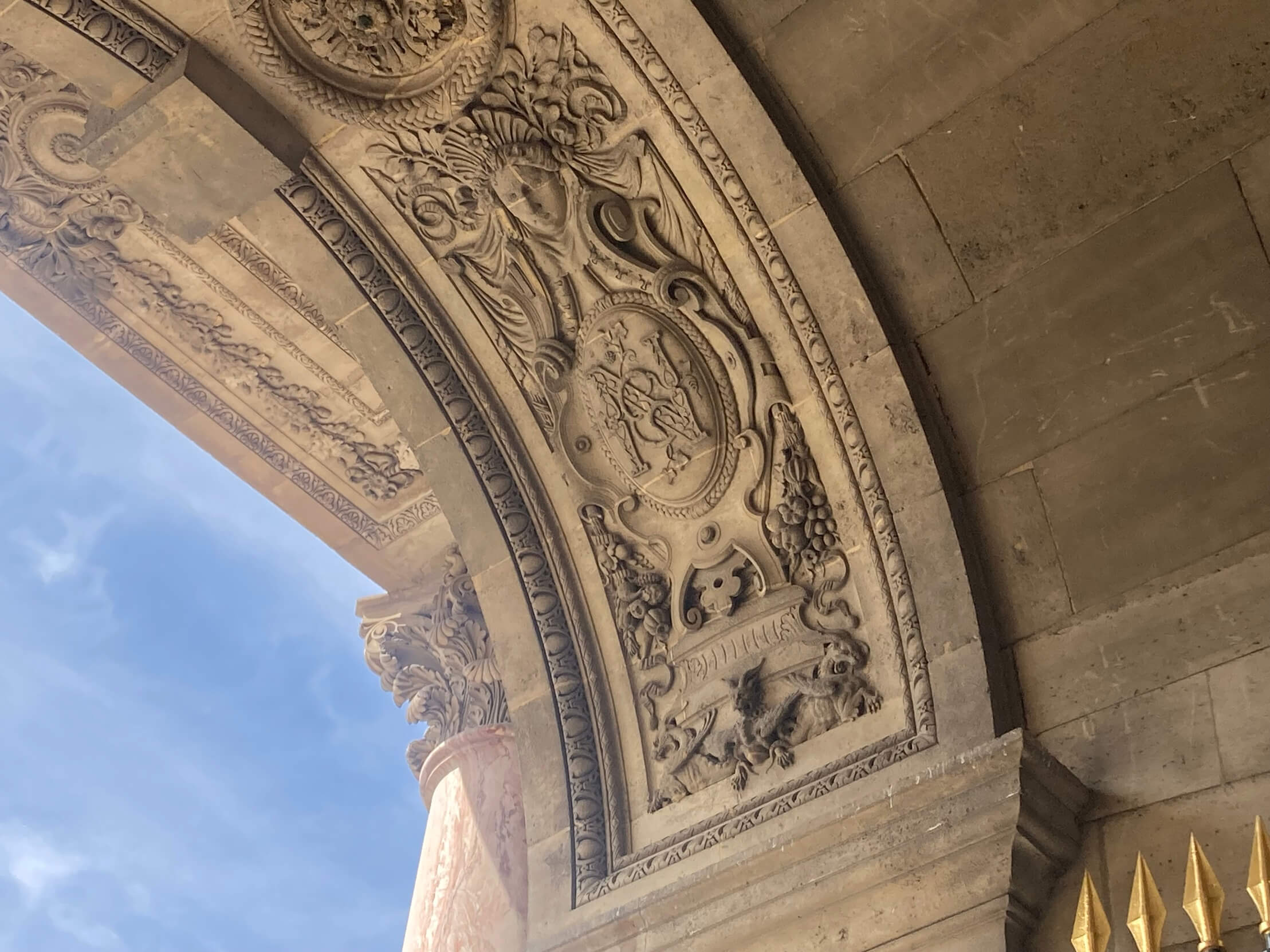パリ・カルチャー情報「パリ、建物に残るモノグラムを追う。壁面の“印”が意味するもの」