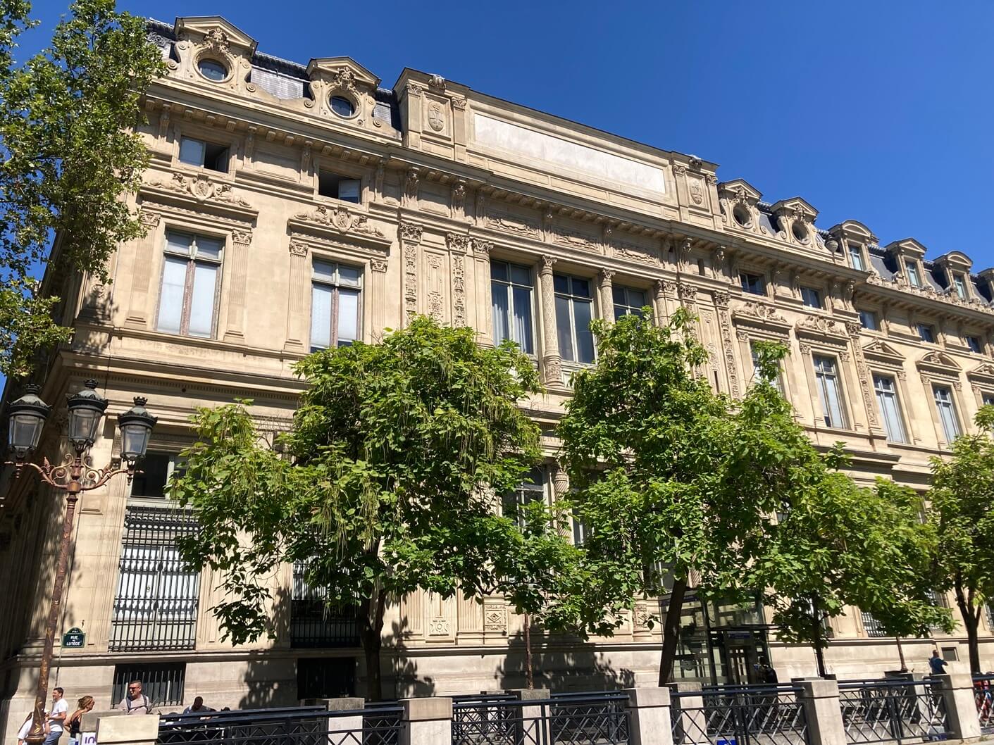 パリ・カルチャー情報「パリ、建物に残るモノグラムを追う。壁面の“印”が意味するもの」