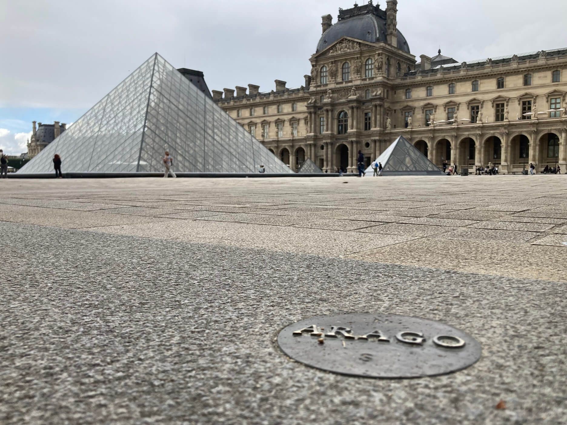 パリ・アート情報「パリの地面に謎のメダル、“ARAGO”」