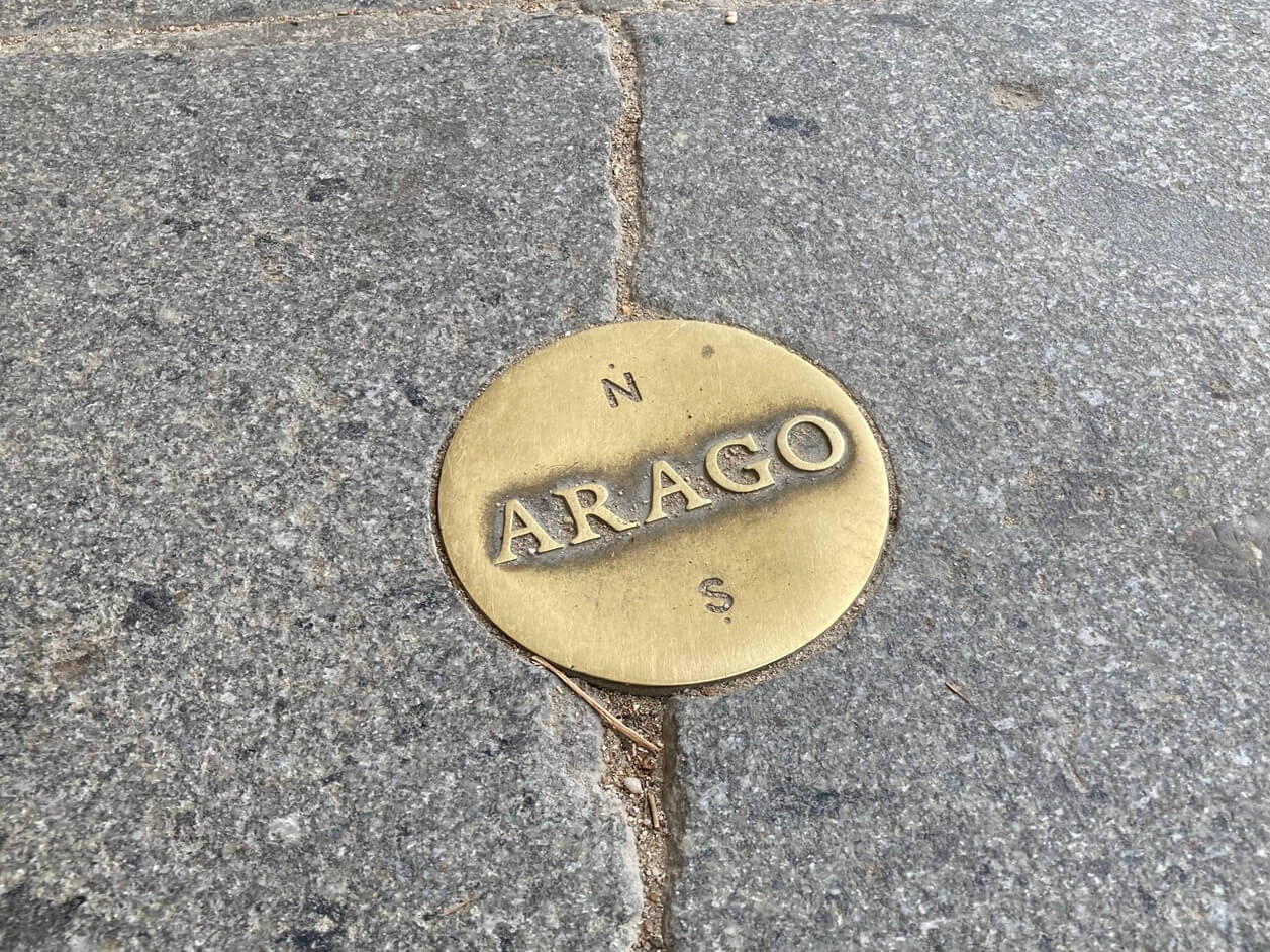 パリ・アート情報「パリの地面に謎のメダル、“ARAGO”」