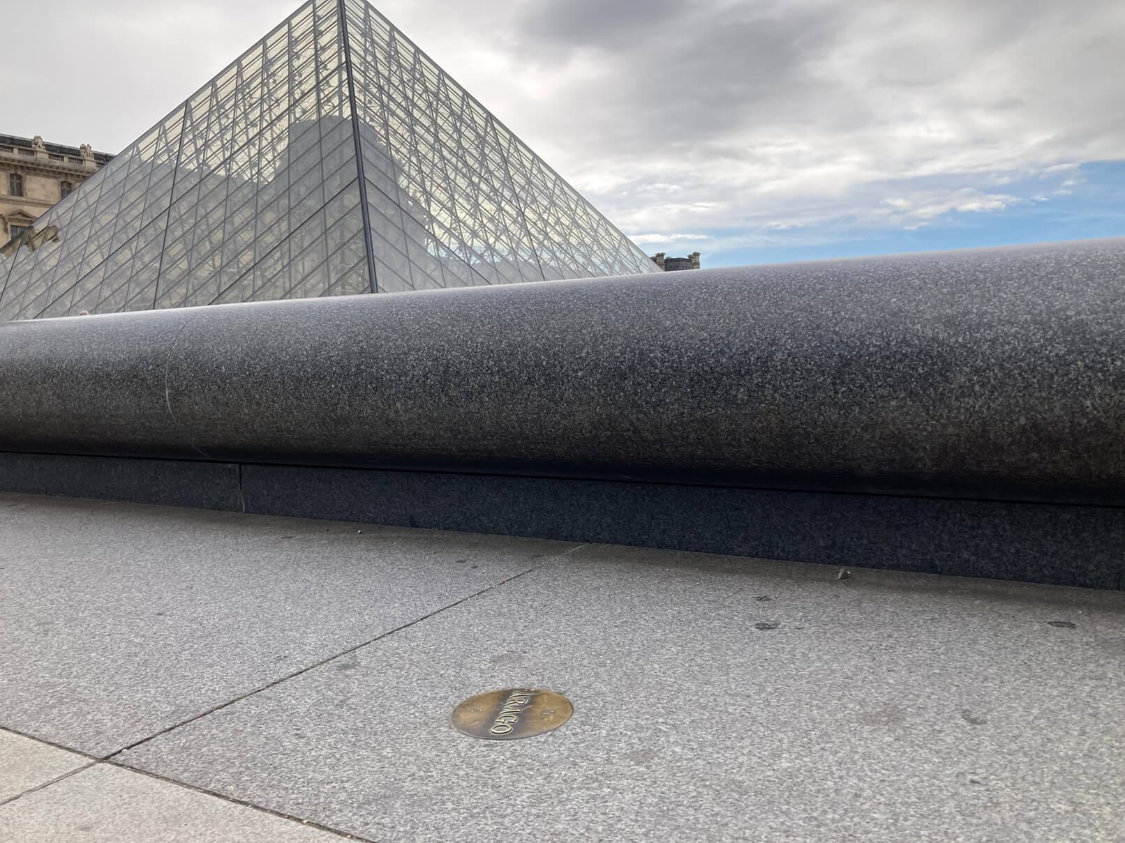 パリ・アート情報「パリの地面に謎のメダル、“ARAGO”」