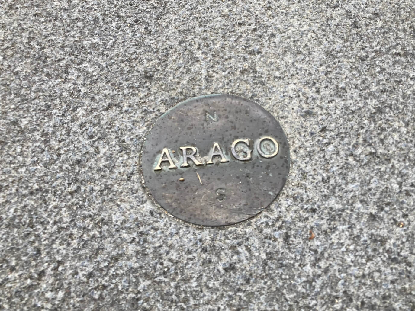 パリ・アート情報「パリの地面に謎のメダル、“ARAGO”」