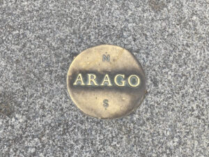 パリ・アート情報「パリの地面に謎のメダル、“ARAGO”」