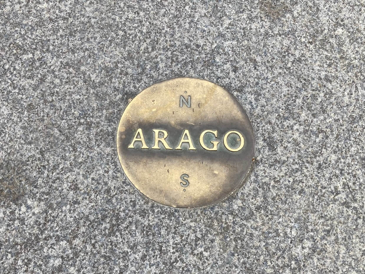 パリ・アート情報「パリの地面に謎のメダル、“ARAGO”」